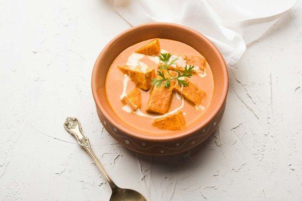 Come preparare un piatto vegetariano indiano speziato chiamato paneer tikka?