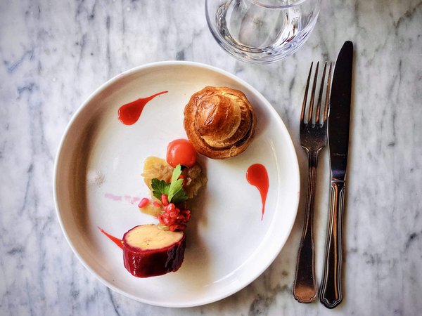 Qual è il modo migliore per cuocere il salmone al forno con crosta di erbe aromatiche?